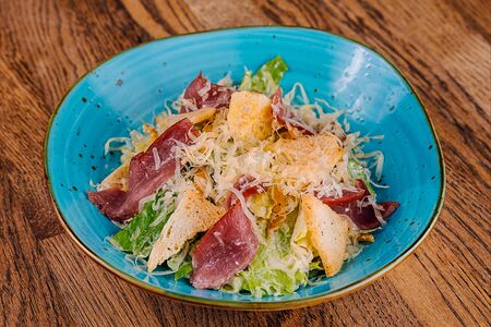 Цезарь с копчёной уткой и манго
