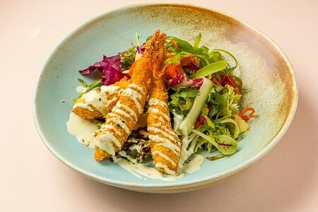 Салат с креветкой темпура и авокадо