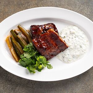 Свиные ребра с битыми огурцами и мацони