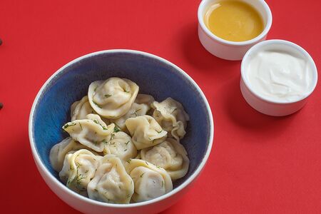 Пельмени с говядиной и муссом из сметаны