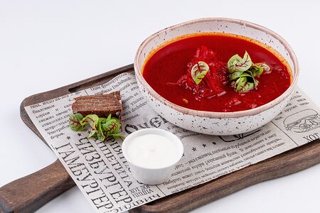 Борщ с ржаным хлебом и салом