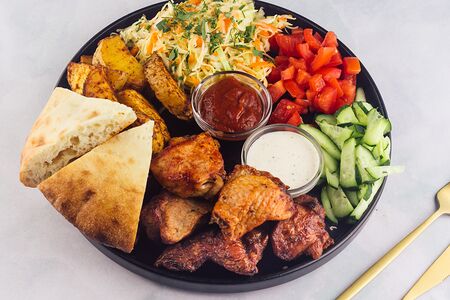 Шашлык из cвинoй шеи с гарниром
