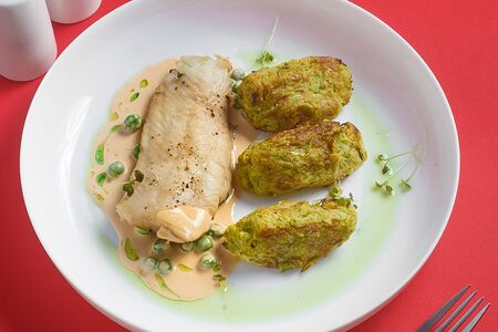 Филе камского судака с оладьями из кабачка и соусом биск