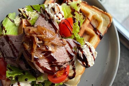 Сырная вафля с ростбифом 