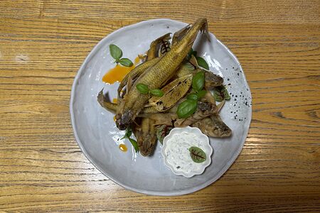 Жареная корюшка со сметанно-чесночным соусом 