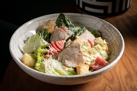 С индейкой су-вид, салатом романо и сладкими томатами