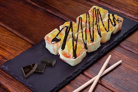 Фруктовый ролл с ананасом и шоколадным топпингом