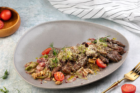 Говяжий салат с вишневым соусом