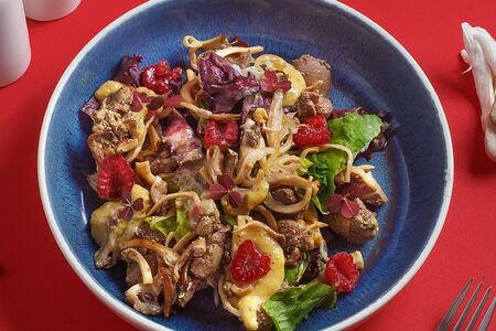 Уральский салат с печенью цыпленка, шпинатом и малиной