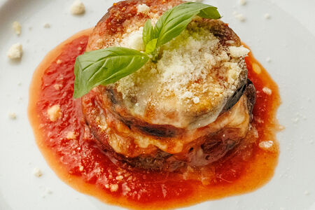 Баклажаны, запеченные на гриле с пармезаном и моцареллой