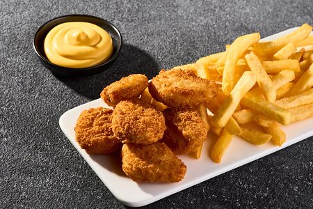 Наггетсы куриные с картофелем фри