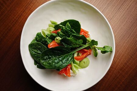 Салат с лососем и огурцом