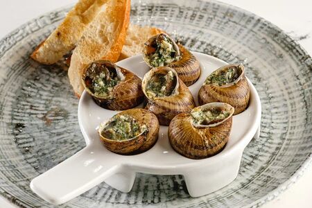 Улитки с травами, чесноком и сливочным маслом
