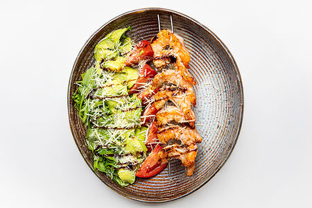 Рукола с креветками, авокадо и томатами