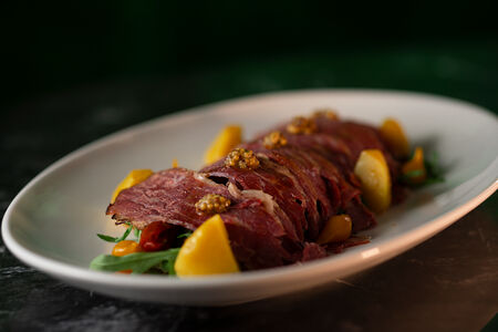 Салат с пастрами и мариноваными овощами