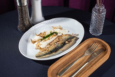 Скумбрия с пюре из цветной капусты