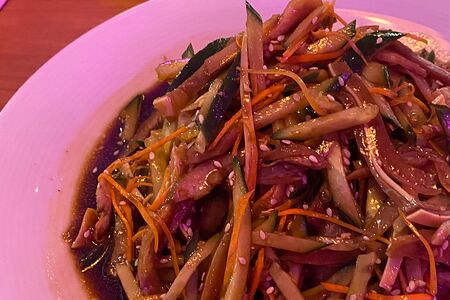 Салат из свинных ушей с огурцом