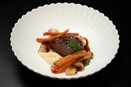 Томленые щечки с кремом из сельдерея