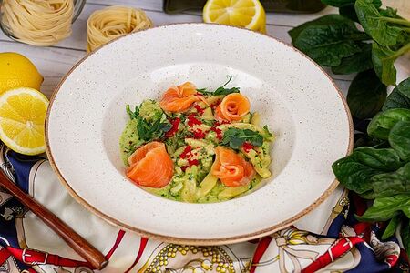 Ньокки с лососем в шпинатном соусе