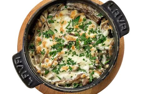 Запеченный язык под сырной корочкой с шампиньонами