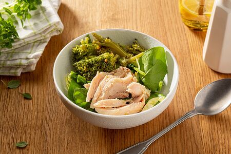 Зеленый боул с куриным бедром