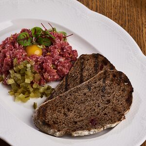 Тартар из говядины с соусом темный стаут