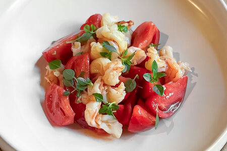 Салат из узбекских томатов с лангустинами