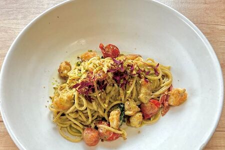 Спагетти с креветками в соусе песто