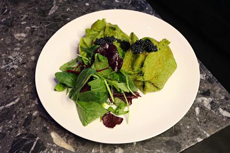 Блины со шпинатом и морским крилем 