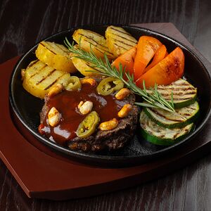Бифштекс из говядины с сыром и соусом