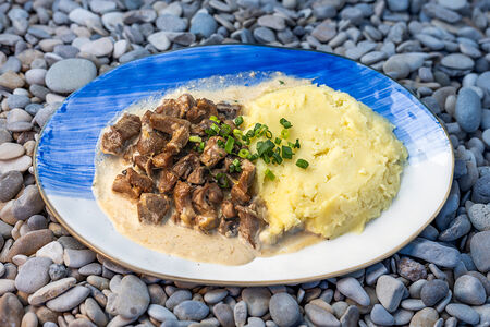 Бефстроганов из индейки с картофельным пюре