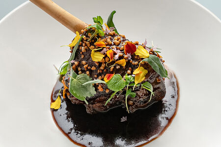 Голень ягненка в пряных травах