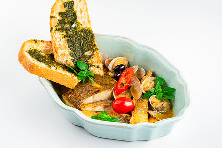 Рыбное соте с соусом из сезонных вонголе с чиабаттой