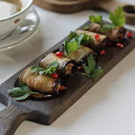 Рулетики из баклажан