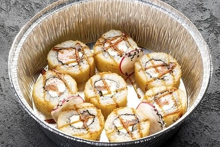 Тёплый ролл с лососем и снежным крабом