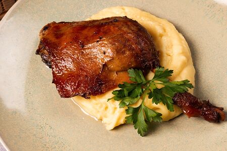 Утиная ножка, томленная с пюре