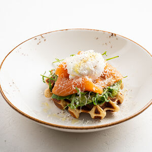 Бельгийская вафля с лососем, гуакамоле и яйцом пашот