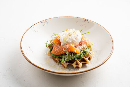 Бельгийская вафля с лососем, гуакамоле и яйцом пашот