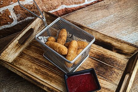 Сырные палочки с ягодным соусом