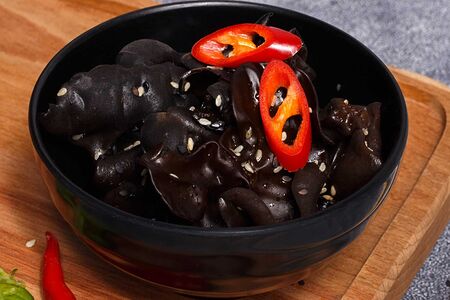 Древесные грибы в соусе ким чи