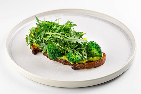 Тост с гуакамоле, брокколи и руколой