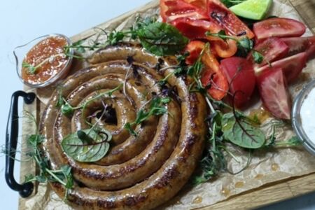 Спираль домашней колбасы со свежими овощами