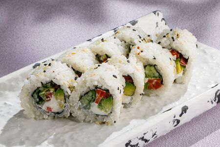 Ролл с жареными листьями ромейн и овощами