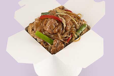 Крахмальная лапша с курицей в тайском соусе