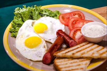 Глазунья с охотничьими колбасками