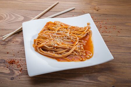 Эноки с острым кисло-сладким соусом