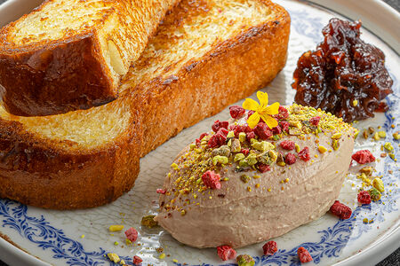 Паштет из куриной печени и фуа-гра с бриошью и луковым мармеладом