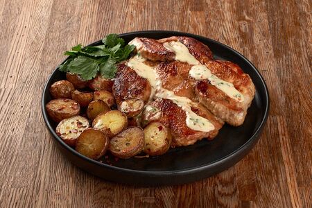 Цыплёнок табака с печёным картофелем