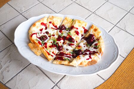 Хачапури с горгонзолой и вишневым соусом