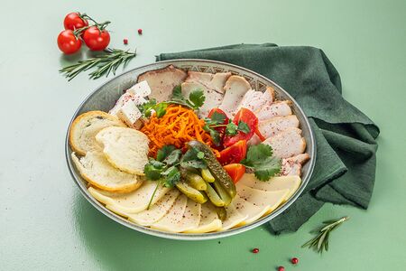 Большое ассорти закусок